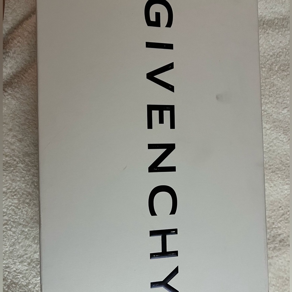 24hrs Sale 💥 Givenchy White Gift Box